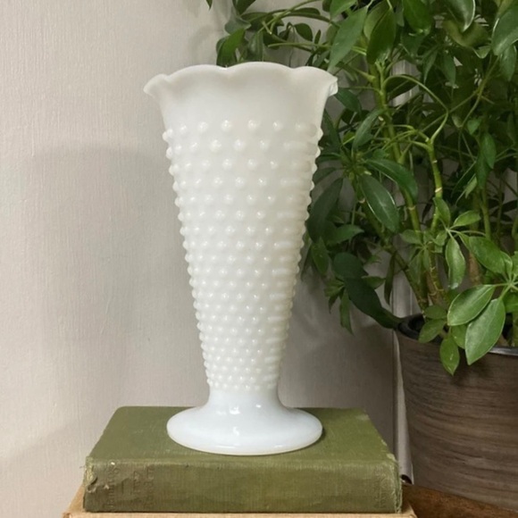 Large Hobnob Milk Glass Bouquet Vase - Picture 7 of 15